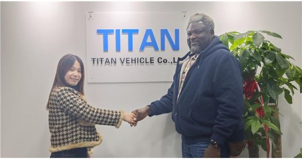 Clientes de Benín visitaron TITAN y compraron un remolque de plataforma baja de 100 toneladas.