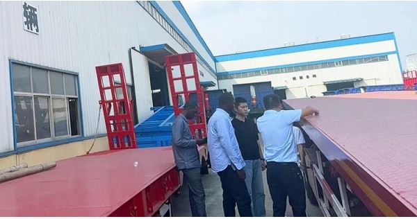 Un cliente zambiano visitó la tienda y compró un remolque de plataforma plana de tres ejes.