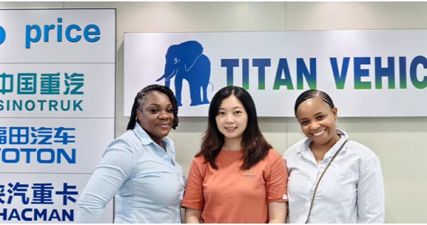 Un cliente de Sierra Leona visitó TITAN y compró un remolque de plataforma baja.