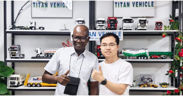Un cliente de Tanzania visitó TITAN y compró un semirremolque basculante.