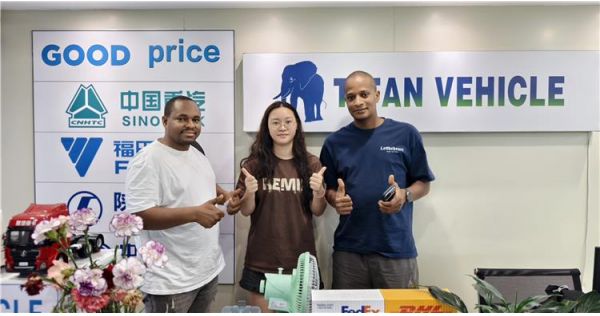 Clientes de Zimbabue visitan TITAN para comprar un remolque de tres ejes con paredes laterales.