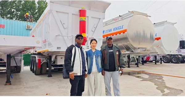 Un cliente zambiano visitó la empresa y compró un remolque de plataforma baja de 3 ejes.
