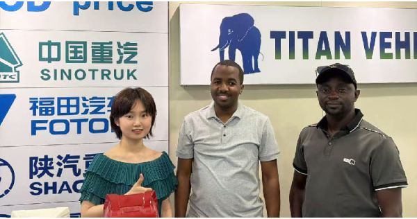 Un cliente de Uganda visitó TITAN y compró un semirremolque de plataforma plana.