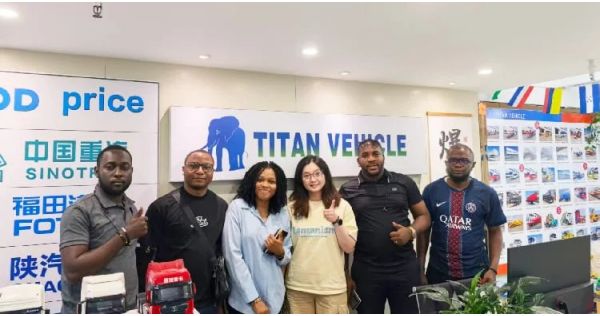 Un cliente nigeriano visita TITAN para comprar un remolque de plataforma baja.