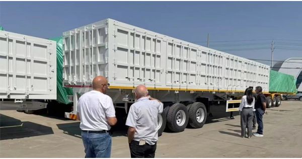 Clientes chilenos visitan la fábrica de TITAN para comprar un remolque basculante lateral.