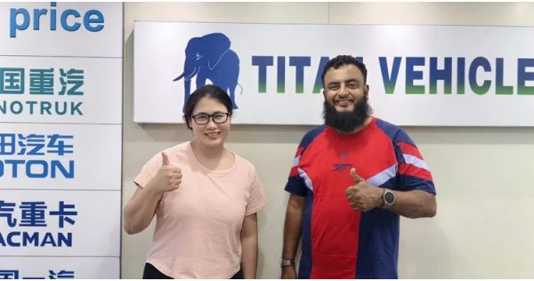 Cliente de Mozambique visita TITAN para comprar un semirremolque de carga con valla.