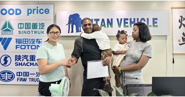 Clientes nigerianos visitan TITAN para comprar un remolque de cuello de cisne desmontable.