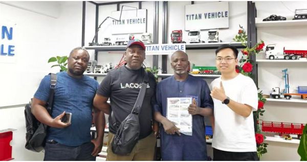 Clientes de Costa de Marfil visitan TITAN para comprar semirremolques de plataforma.