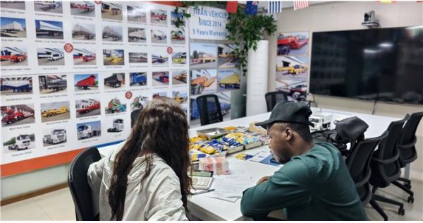 Un cliente de Zimbabue visitó TITAN y compró 6 juegos de remolques para granos.