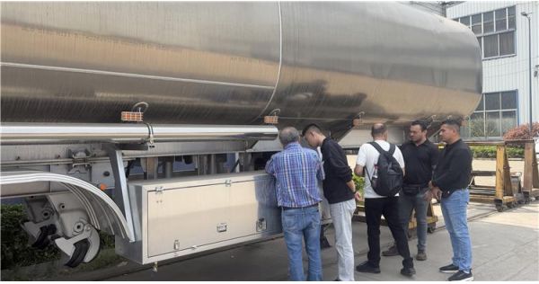 Cliente de Costa Rica visita TITAN para comprar un remolque cisterna de aluminio.