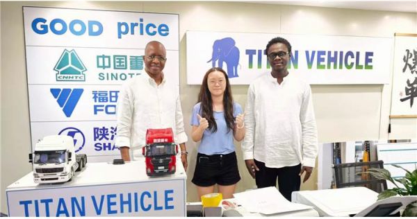 Clientes de Zimbabue acudieron a TITAN y compraron un remolque cisterna de combustible de 4 ejes y 54000 litros.