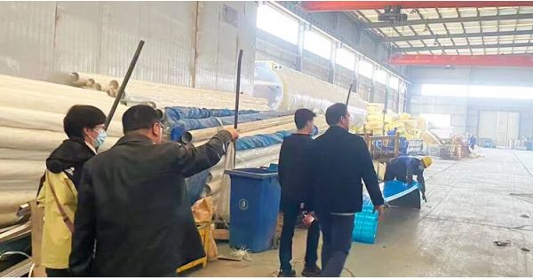 Clientes del Congo visitan Titan y compran un remolque cisterna de combustible.