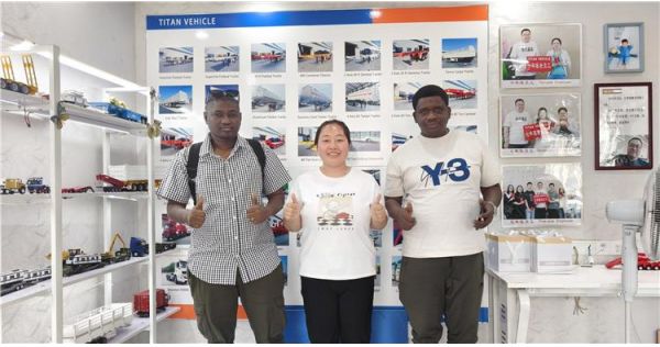 Cliente de Zambia visita TITAN para comprar un remolque de plataforma de tres ejes.