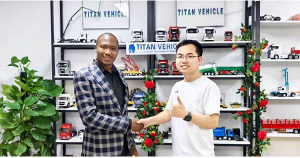 Un cliente de Mali visitó Titan Vehicle y compró un remolque de plataforma.