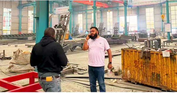Un cliente tanzano visitó Titan y compró un semirremolque de plataforma plana de 4 ejes.