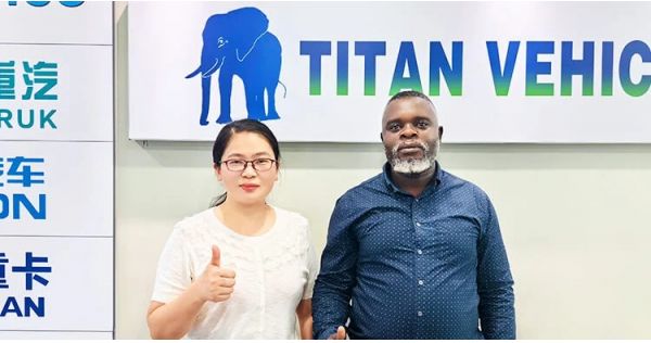 Un cliente de Mozambique vino a Titan y compró un remolque con paredes laterales.