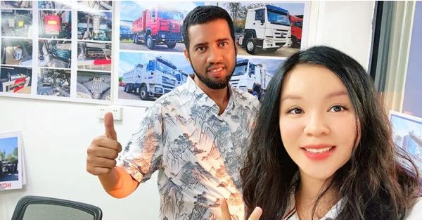 Un cliente ghanés visitó Titan y compró un remolque de plataforma baja de 3 ejes.