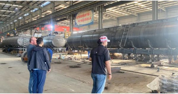 Clientes dominicanos visitaron Titan y compraron un remolque cisterna para petróleo.