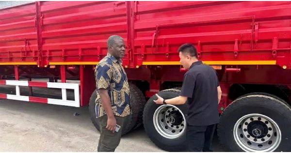 Cliente de Zimbabue visita TITAN para comprar remolques para granos.