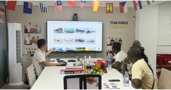 Clientes de Costa de Marfil visitan TITAN para comprar un remolque de tres ejes.