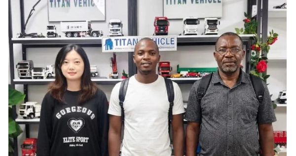 Clientes nigerianos visitaron Titan y compraron un remolque de plataforma baja.