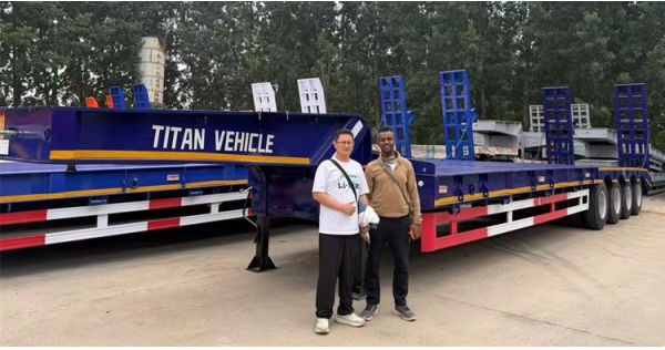 Clientes de Guyana visitaron la fábrica de TITAN para comprar un remolque de plataforma baja de 4 ejes.