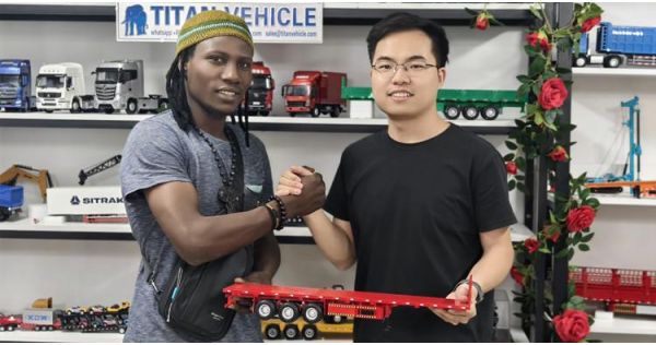 Un cliente tanzano visitó la oficina de TITAN en Guangzhou para comprar un remolque de plataforma.