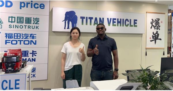 Un cliente de Zimbabue compró un remolque de plataforma plana TITAN de 4 ejes para el transporte de carga pesada.