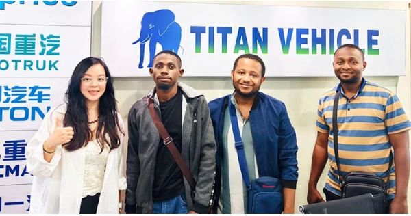 Un cliente tanzano visitó Titan y compró un semirremolque basculante.