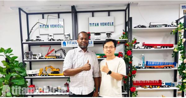 Clientes nigerianos visitan Titan y compran un remolque de cuello de cisne desmontable.
