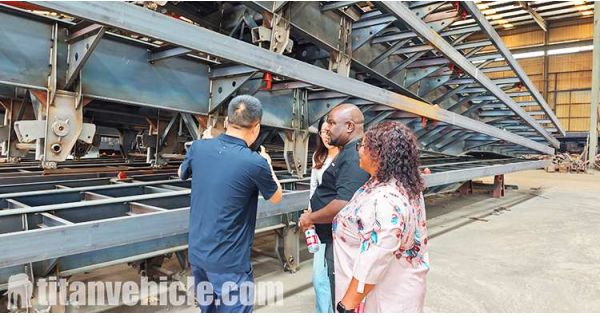 Un cliente ugandés visitó Titan y compró un remolque de plataforma baja de 100 toneladas.
