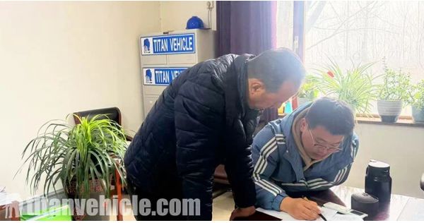 Cliente guatemalteco visitó Titán y compró remolque de cama plana