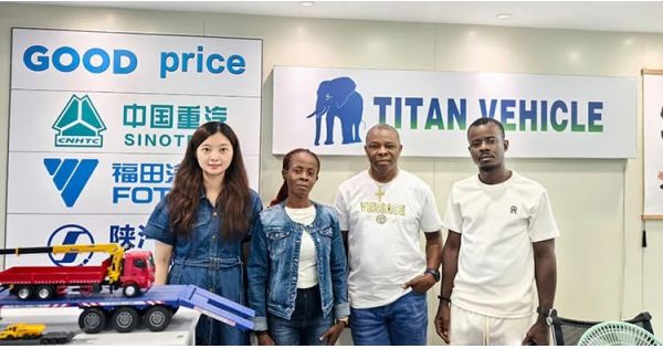 Cliente ghanés visitó Titán y compró semi remolque Skektal
