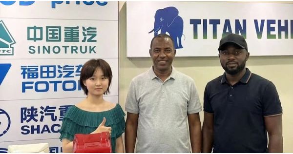 Clientes zambianos visitan TITAN para comprar un remolque de plataforma baja.