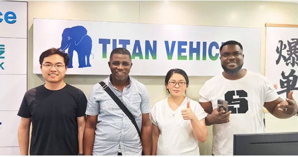 Clientes de Guyana visitaron Titan y compraron remolques de plataforma escalonada.