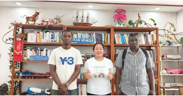 Clientes de Sierra Leona visitaron TITAN y compraron un remolque de plataforma baja.