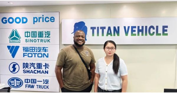 Un cliente nigeriano visita TITAN para comprar un remolque de plataforma baja RGN de ​​80 toneladas.