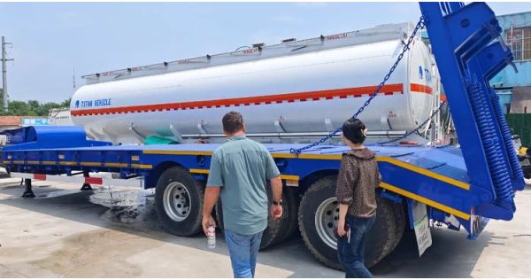Un cliente de Panamá visitó Titan Vehicle y compró un remolque de plataforma baja.