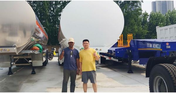 Un cliente zambiano visita TITAN para comprar un semirremolque cisterna de combustible de 45.000 litros.