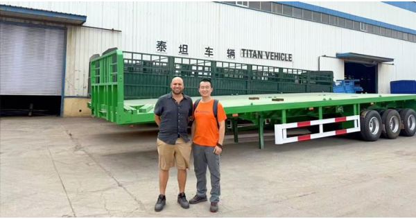 Cliente dominicano visita la fábrica de TITAN para comprar remolque de plataforma