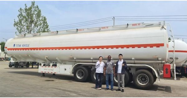 Un cliente de Ghana visita la fábrica de TITAN para comprar un camión cisterna de combustible.