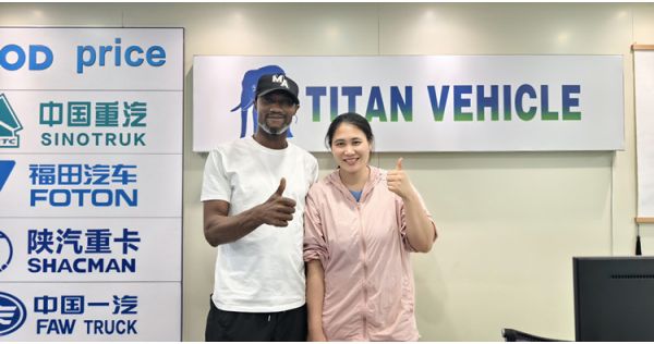 Un cliente de Zimbabue visita TITAN para comprar un remolque de tres ejes con pared lateral.