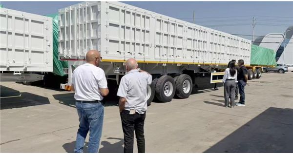 Un cliente del Líbano visitó TITAN y compró un remolque basculante lateral para una empresa nigeriana.