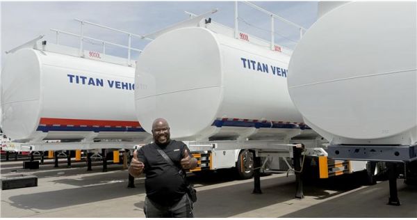 Clientes de Zimbabue acudieron a TITAN para comprar un remolque cisterna de petróleo de 45.000 litros.
