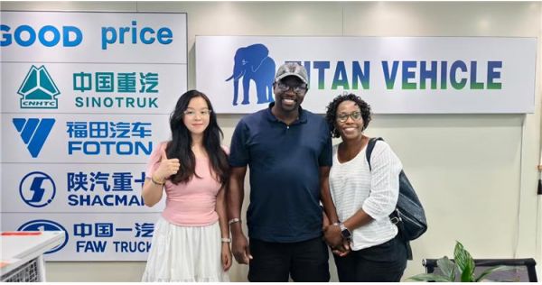 Un cliente de Zimbabue visita TITAN para comprar un remolque de carga con valla de 4 ejes.