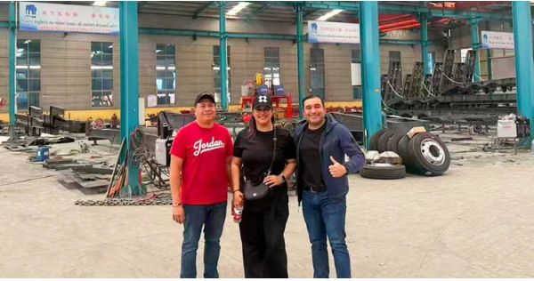 Un cliente de Costa Rica visitó nuestra fábrica y compró remolques de plataforma.