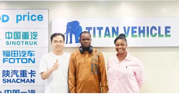 Un cliente keniano visitó Titan y compró remolques con chasis para contenedores.