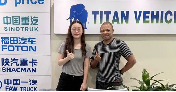 Un cliente zambiano visitó Titan y compró remolques de plataforma.