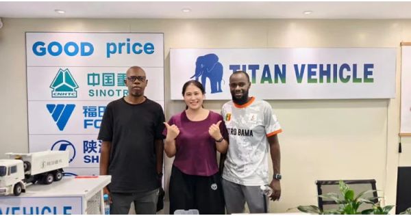 Clientes de Mozambique visitaron TITAN para comprar un remolque de laterales abatibles.
