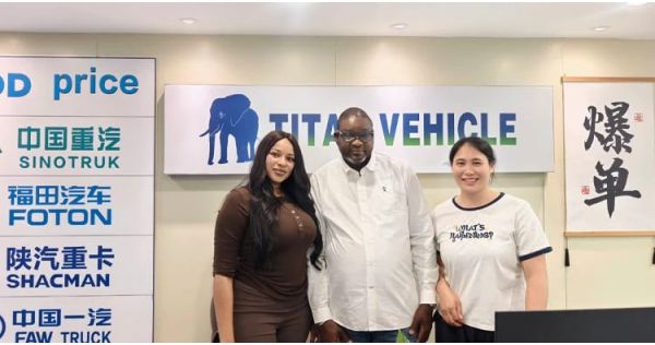 Clientes de Sierra Leona acudieron a TITAN para comprar un remolque hidráulico de plataforma baja.